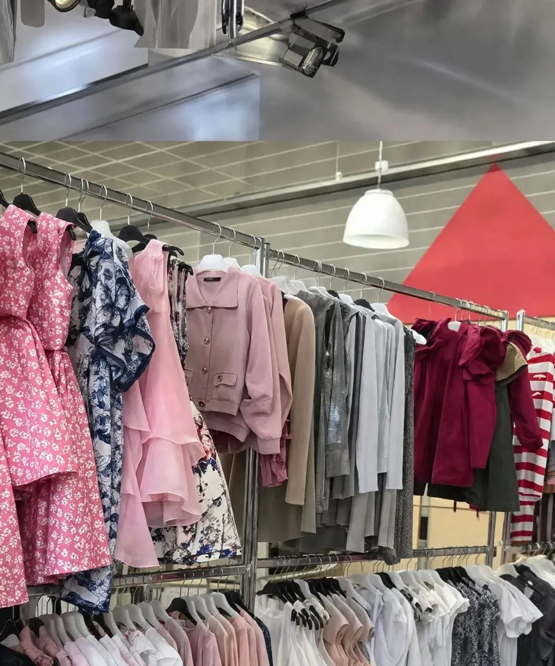 Abiti e camicie da donna appesi sugli stender