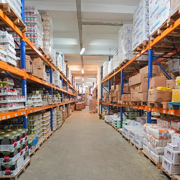 Carico di prodotti alimentari in magazzino