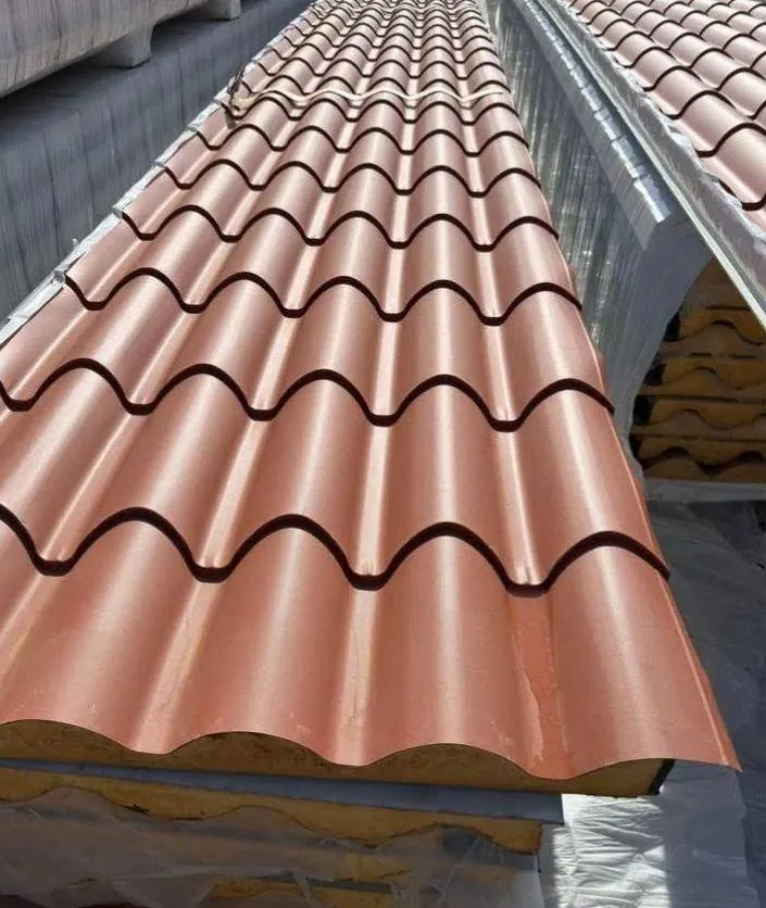 Pannelli coibentati effetto coppo accatastati in magazzino