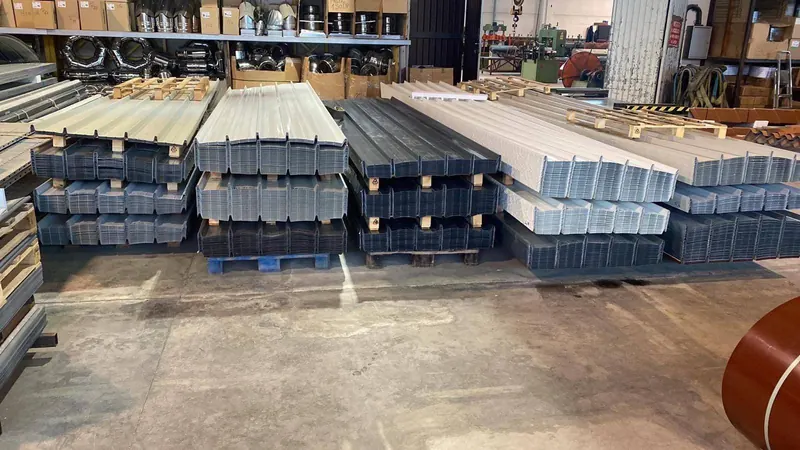 Pacchi di lamiere grecate e profili su pallet