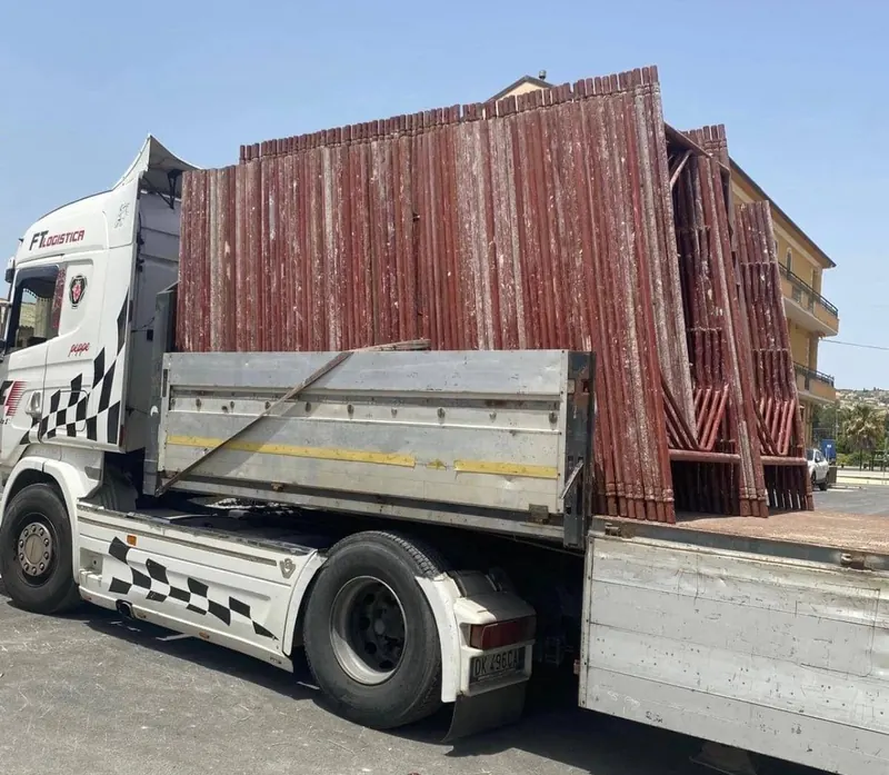 Camion carico di lamiere pronto per la consegna