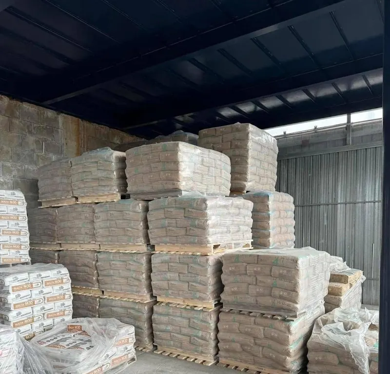 Sacchi di materiale su pallet impilati nel capannone