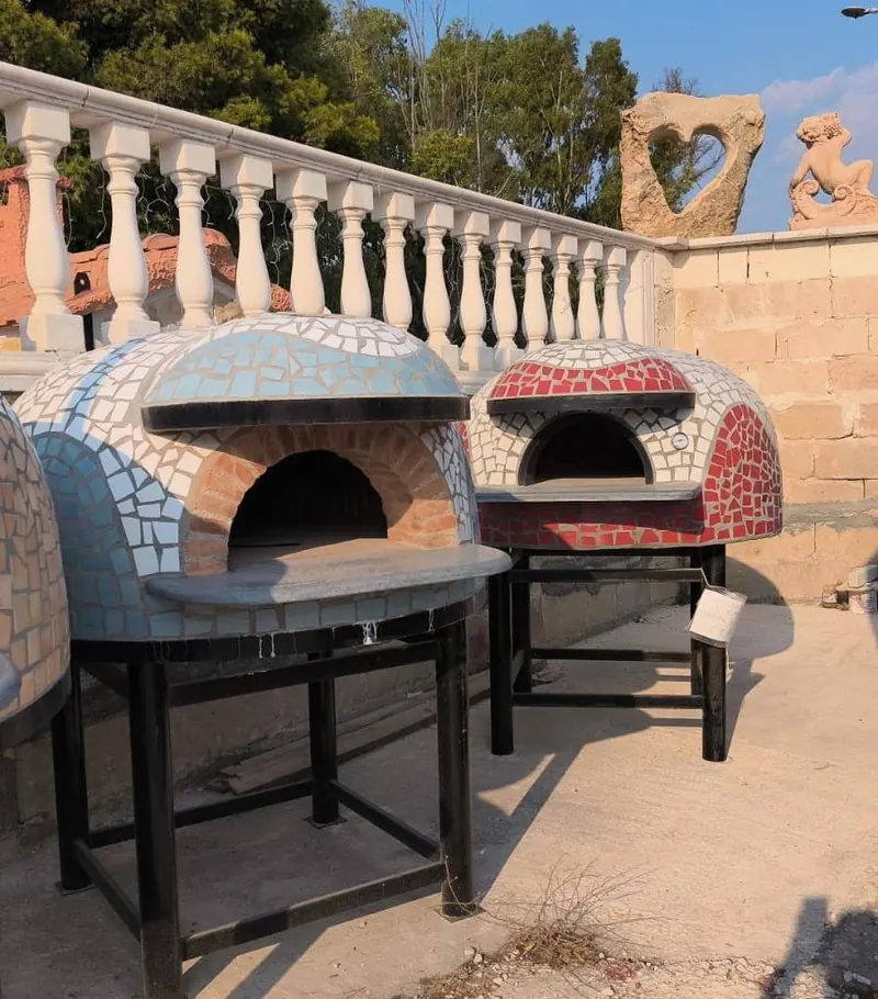 Due forni a legna rivestiti in mosaico