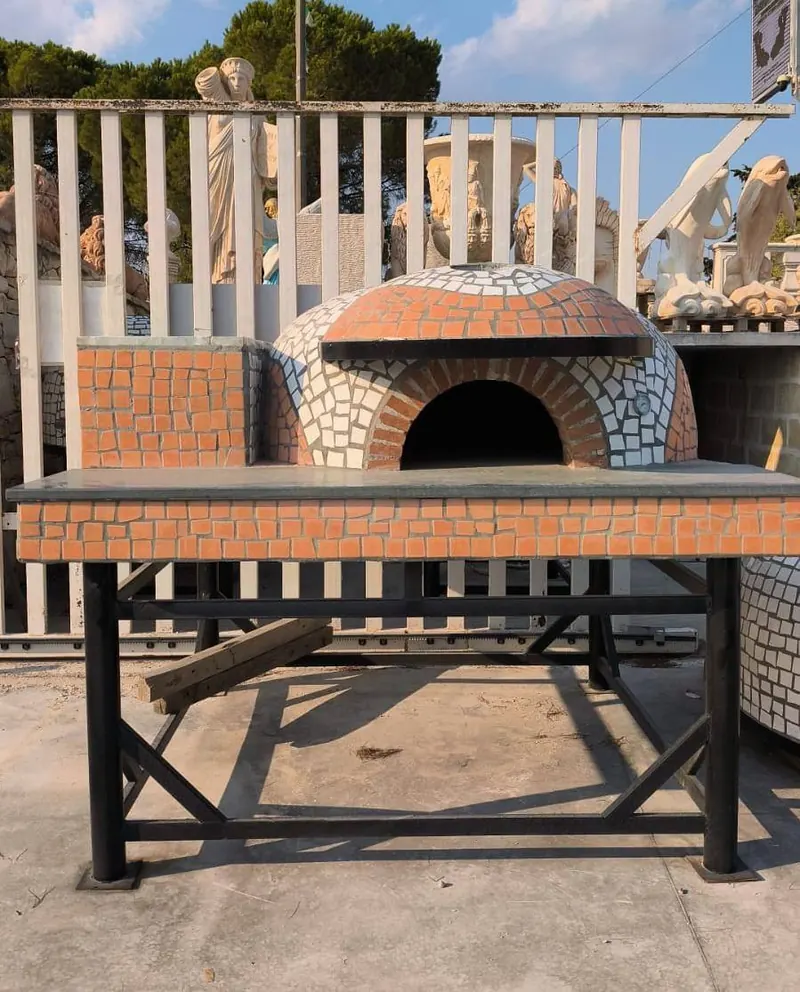 Forno a legna con cupola a mosaico su base in ferro