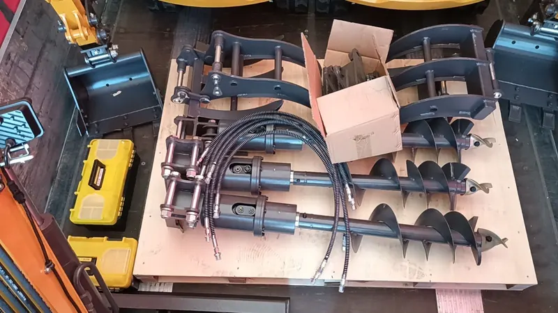 Trivelle e accessori idraulici appoggiati su un pallet