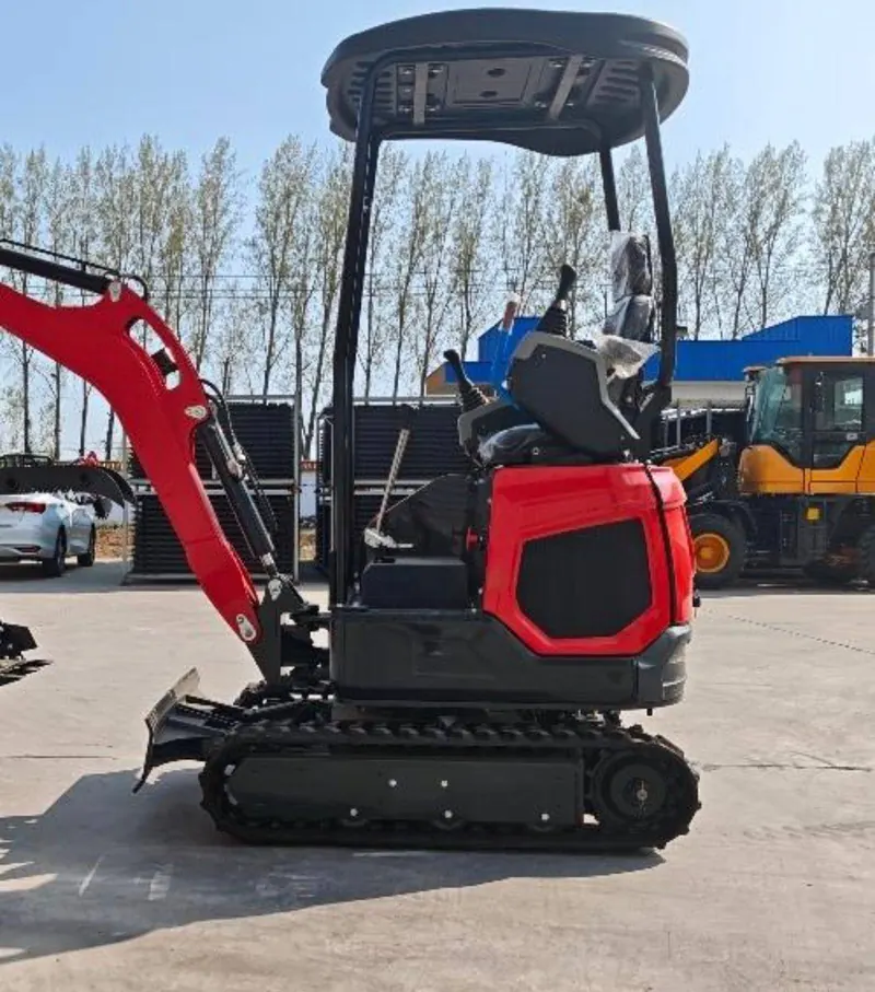 Mini escavatore rosso fermo nel piazzale