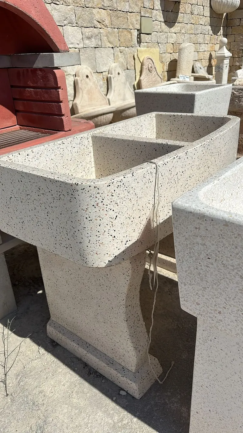 Lavelli in pietra e forno a cupola nel piazzale