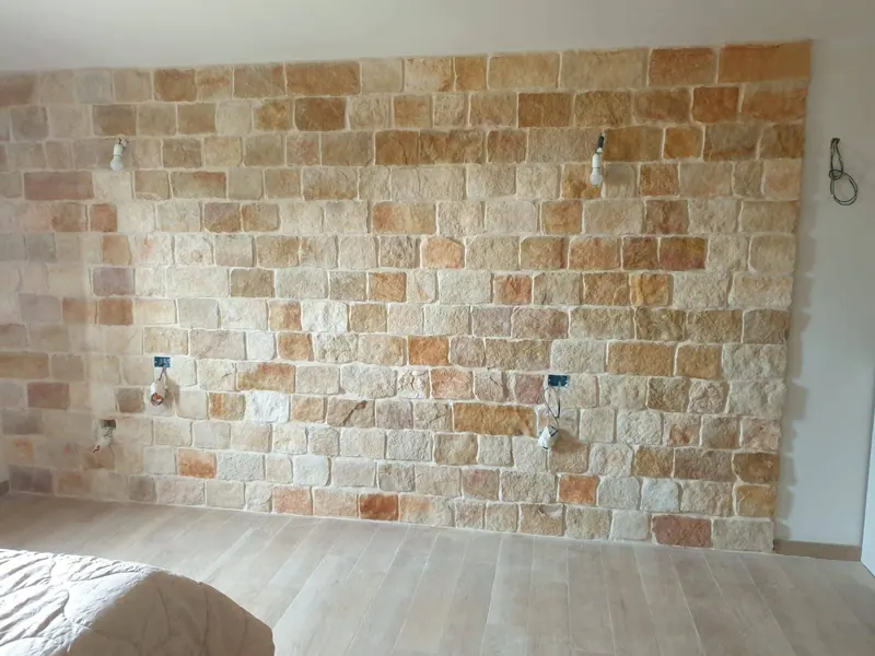 Parete interna rivestita in pietra chiara