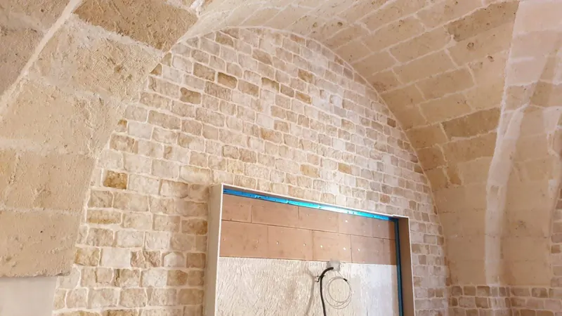 Volta a botte rivestita in pietra dentro casa